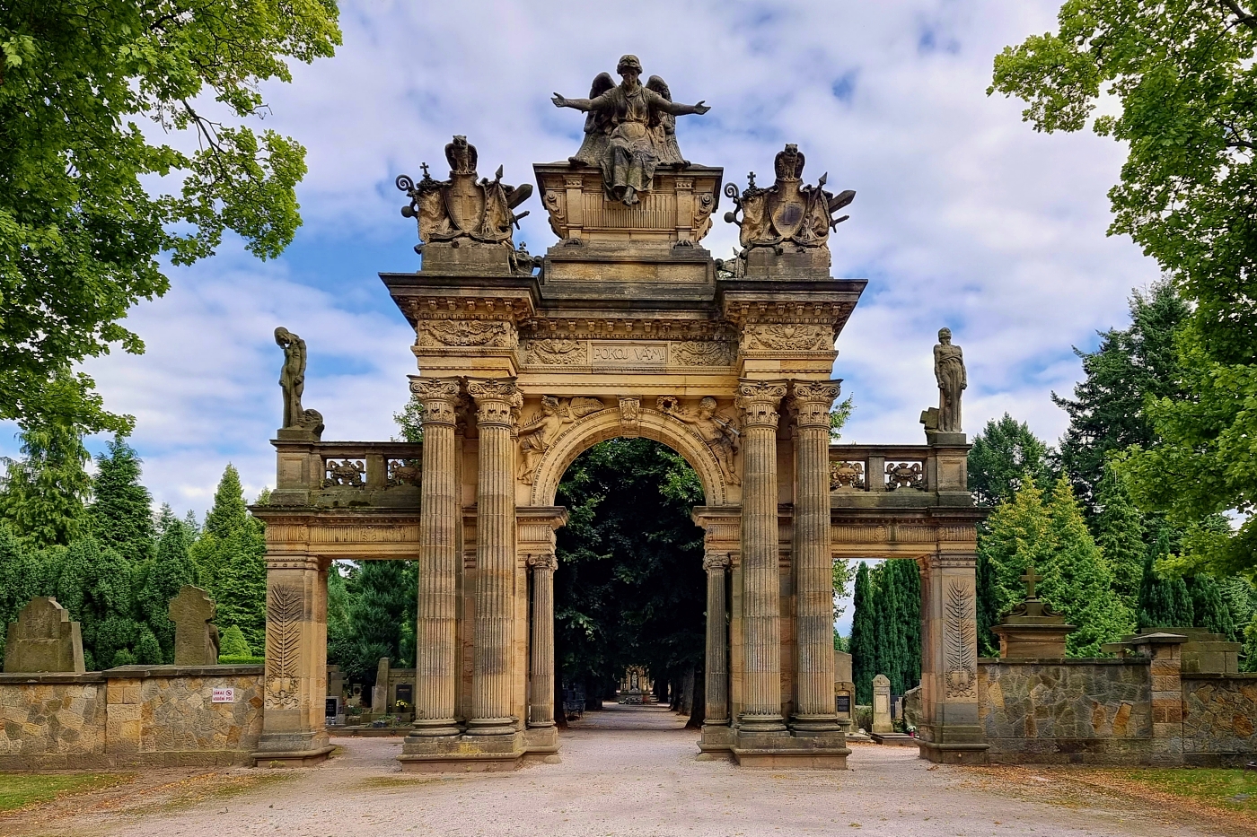 Hřbitovní portál