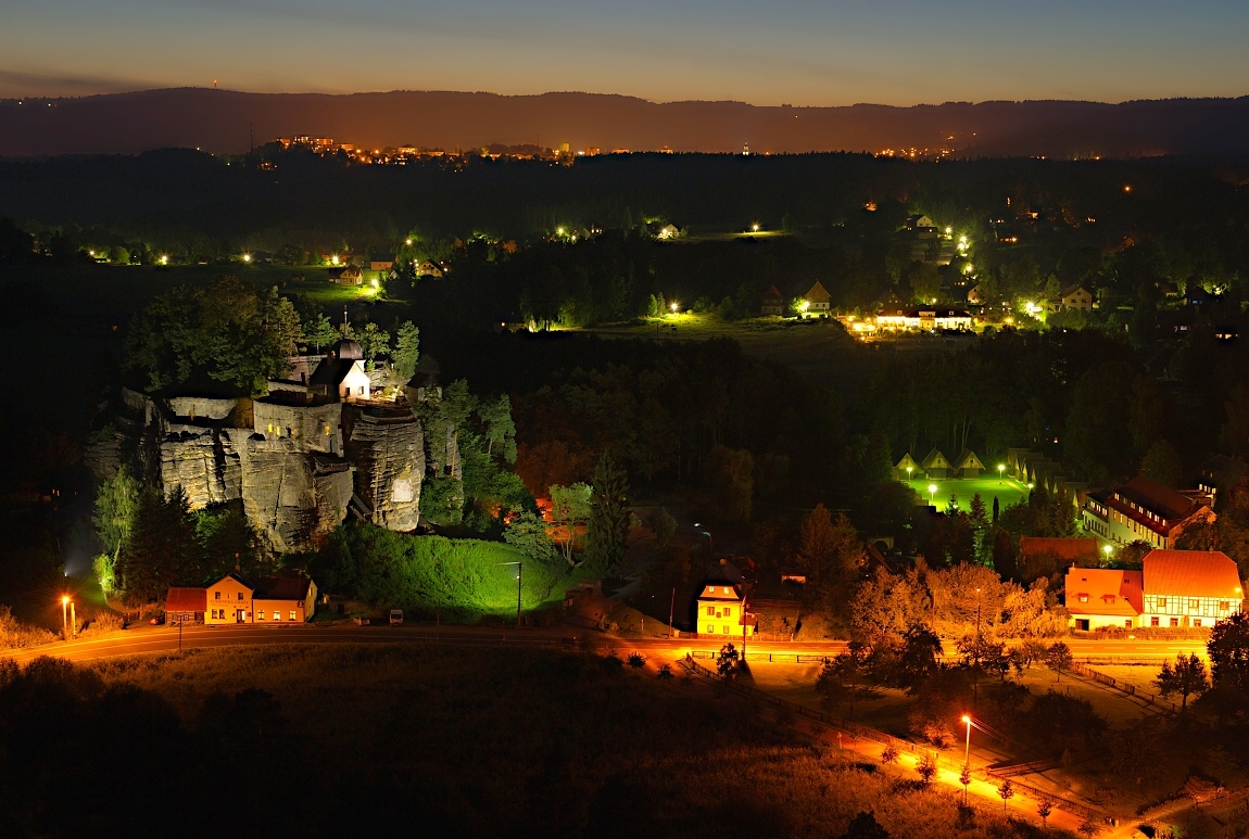 Noční skalní hrad Sloup