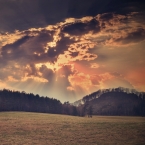 Boj slunce s mraky nad Chrastenským vrchem | fotografie